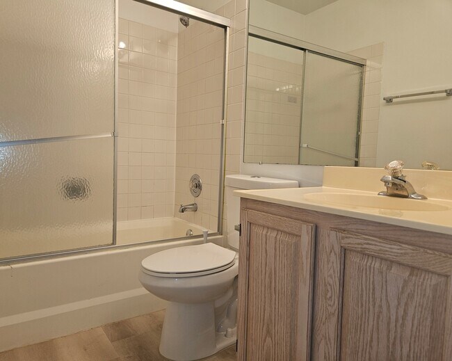 Building Photo - 519 Woodcrest Dr