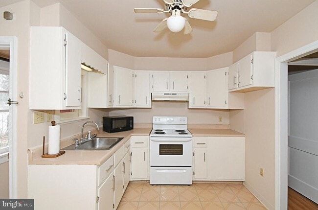 Building Photo - 254 Morris St