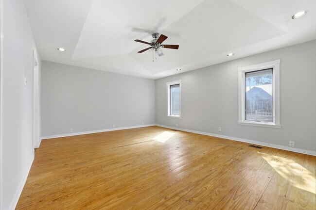 Building Photo - 215 Lee Pl