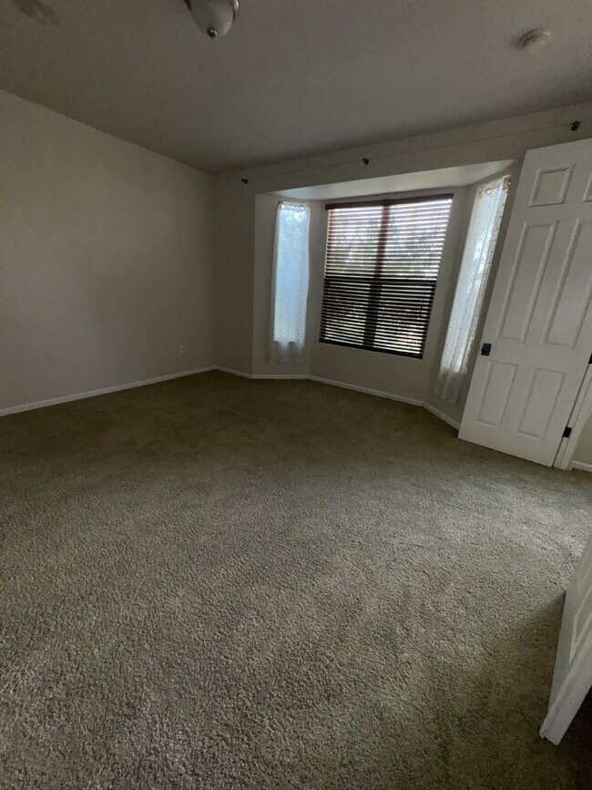 Building Photo - FIRST MONTH FREE RENT Luxurious 4-Bed, 4-B...