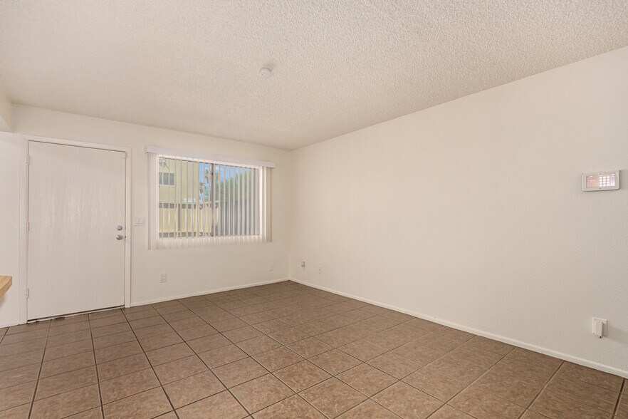 Building Photo - 5940 N 48th Ln
