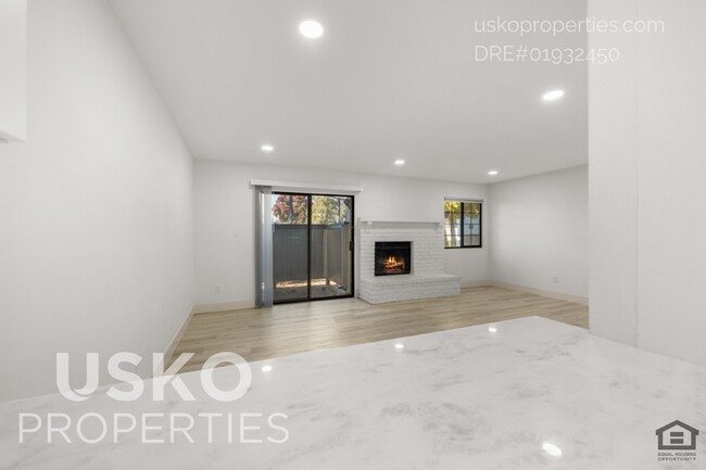 Building Photo - "Spacious 3-Bed Condo with 2 Baths in Citr...