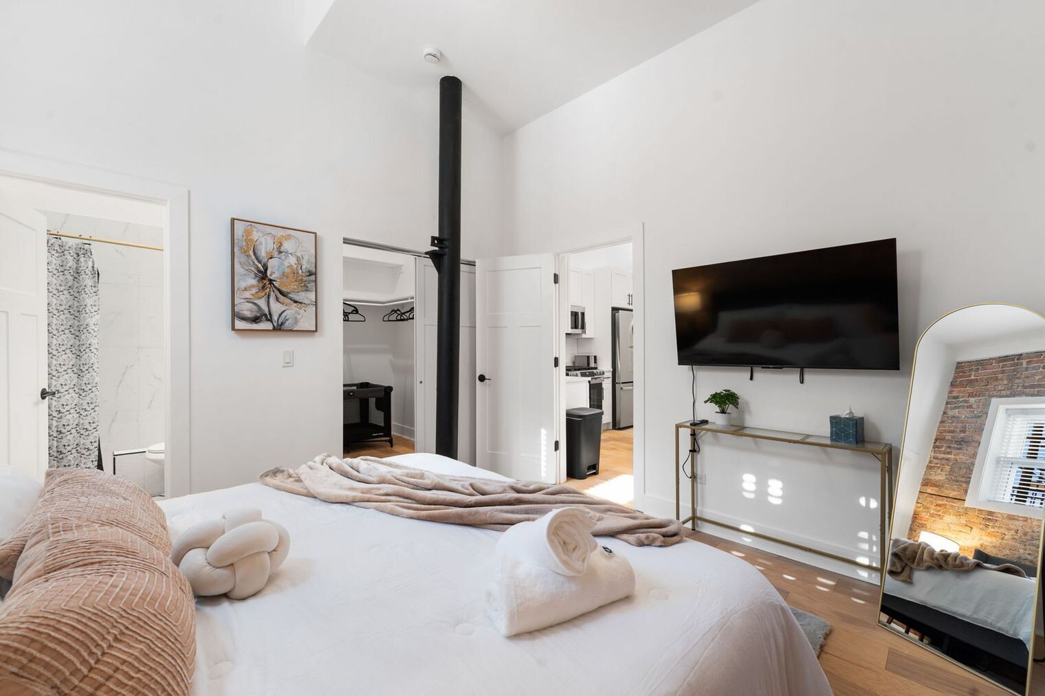 Building Photo - 1941 W Augusta Blvd