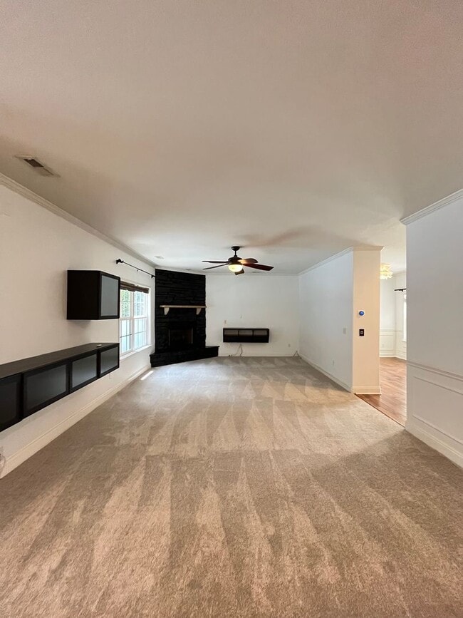 Building Photo - Stunning 3 Bed 3 Bath Home