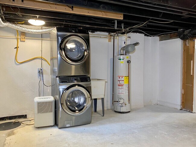 Building Photo - Charming 3 Bedroom/1 Bathroom Townhome in ...