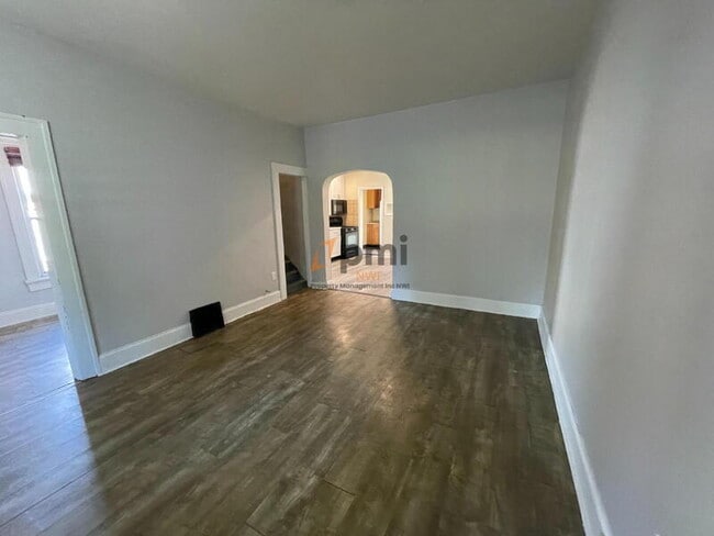 Building Photo - 5539 Claude Ave