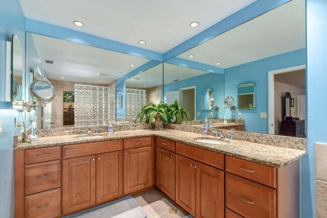 Building Photo - 2341 NW Bay Colony Ct
