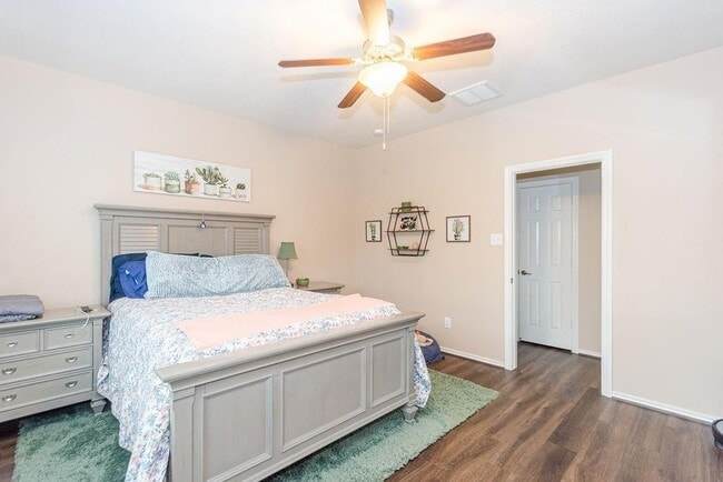 Building Photo - May Pine Court, Rosharon, TX 77583 - 4 BR 2 BA single-family home