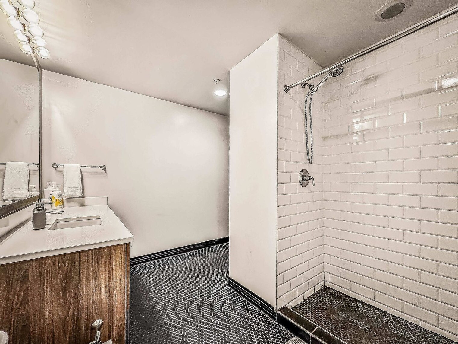 Building Photo - 555 Evergreen St