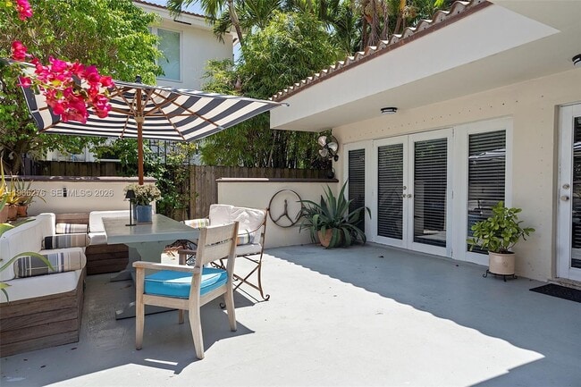 Building Photo - 5830 Pine Tree Dr