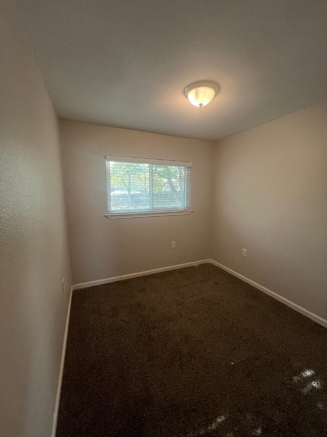 Building Photo - 4606 Avenida Prima St