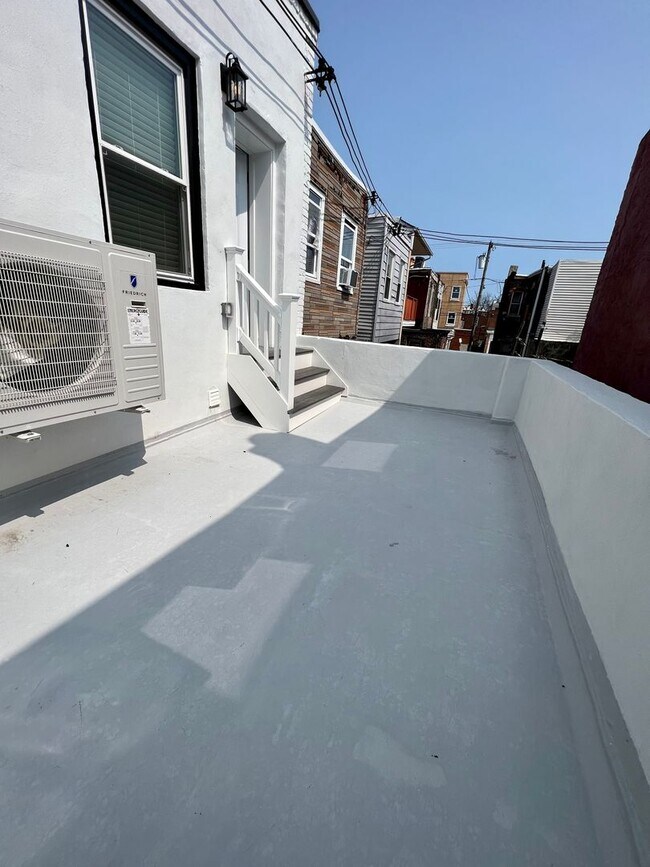 Building Photo - Newly Renovated 2-Bedroom Apartment in Sou...
