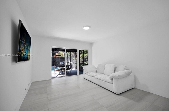 Building Photo - 1546 Van Buren St