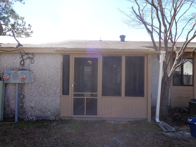 Building Photo - Charming 2-Bedroom Home with Screened-In P...