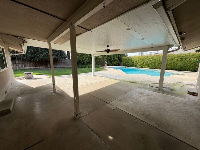 Building Photo - NW Visalia Home Near Country Club Available Now! *Private Showing Only*