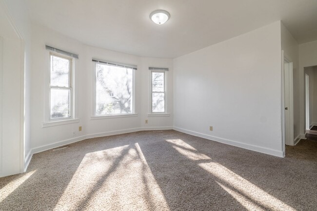 Building Photo - Spacious 4 Bedroom 2 Full Baths Available Kenosha