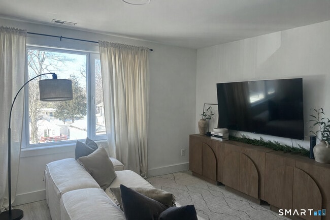 Building Photo - 211 Ferry Blvd