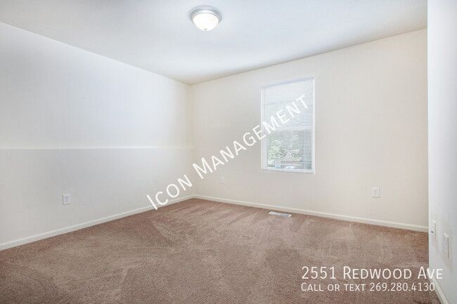 Building Photo - 2551 Redwood Ave