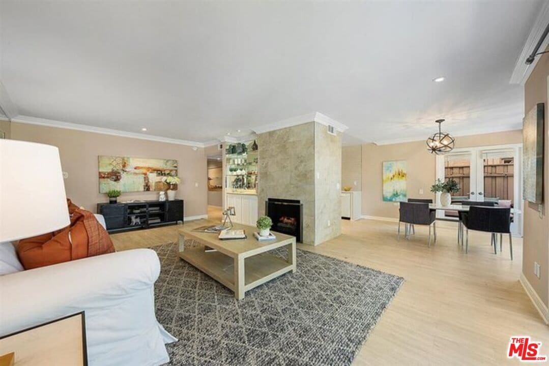 Building Photo - 2345 Roscomare Rd