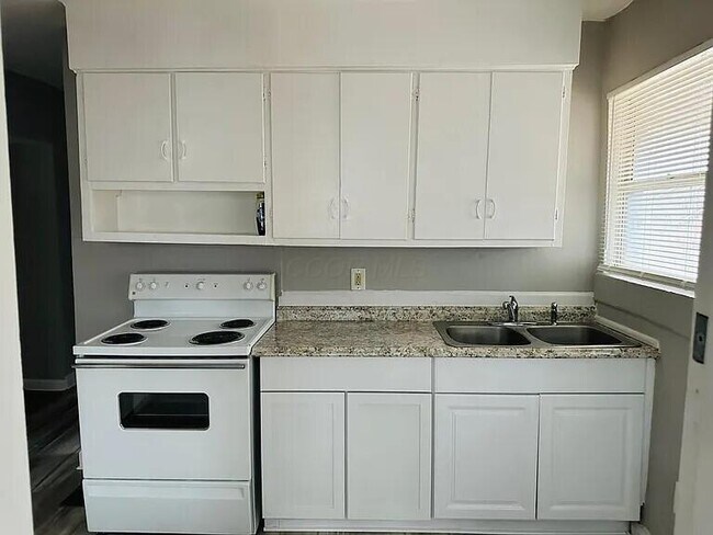Building Photo - 148 Collingwood Ave