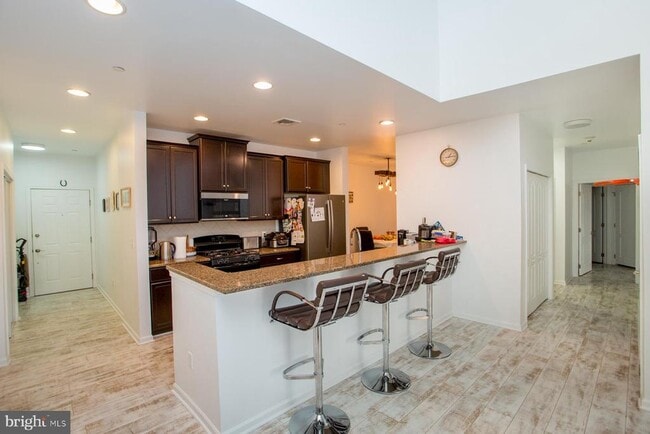 Building Photo - 523 Carson Terrace