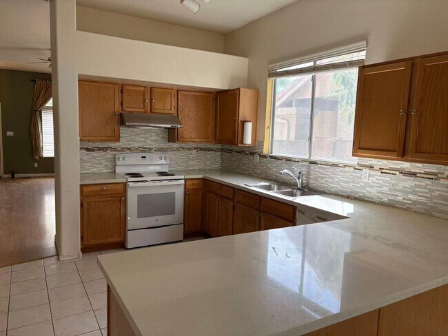 Building Photo - 1722 E Detroit St