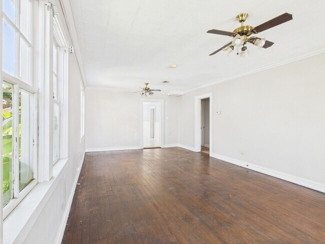 Building Photo - 3 Bedroom, 1 Bathroom NOW Available!