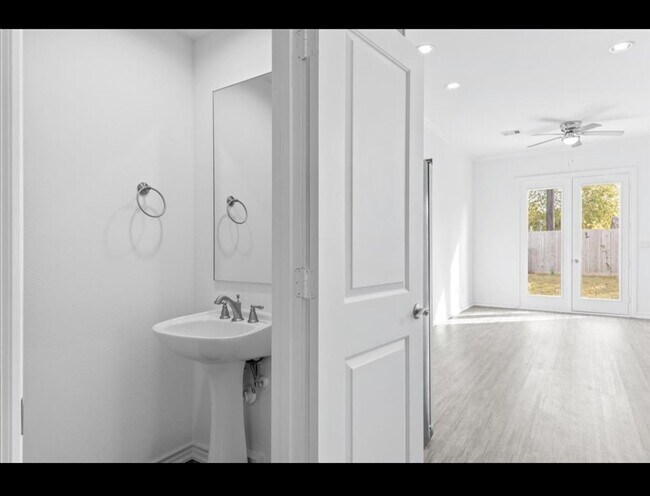 Building Photo - 3245 Real St