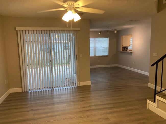 Building Photo - MOVE-IN SPECIAL-WONDERFUL 3/2.5 Home with 1 car garage-UCF Area