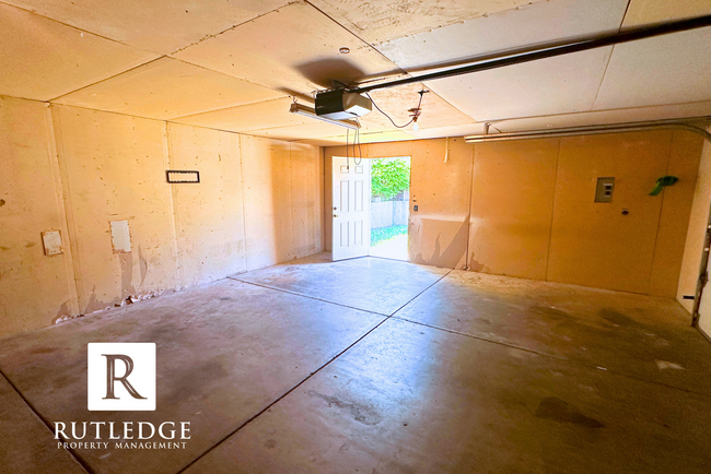 Building Photo - 3 Bedroom House in Central Point!