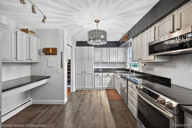 Building Photo - 4448 Greenwood Dr