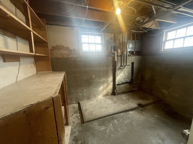 Building Photo - Two Bedroom, One and half bathroom house! ...