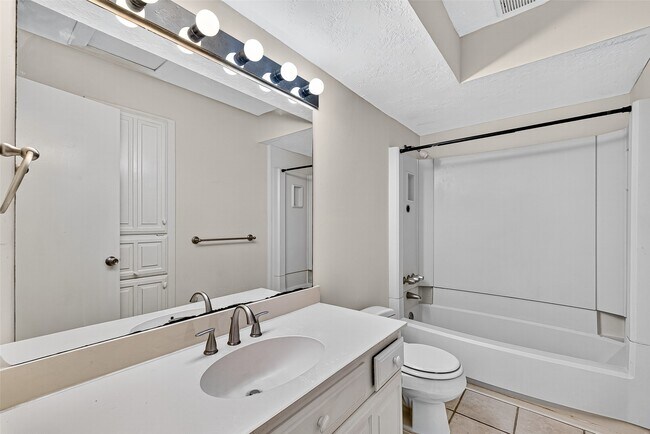 Building Photo - 812 Fleetwood Pl Dr