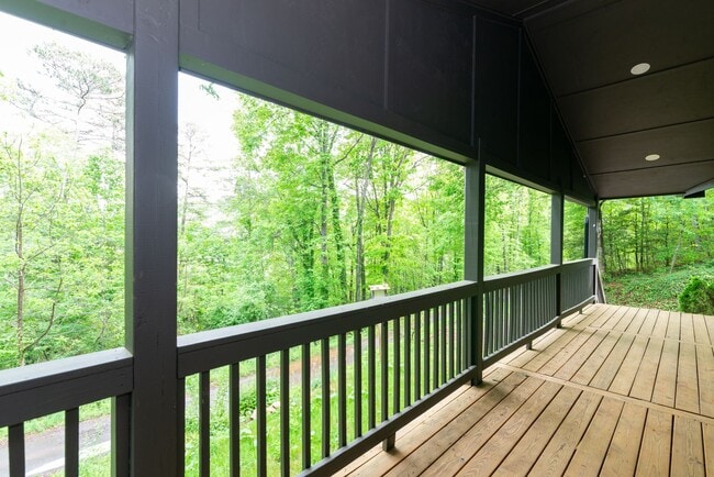 Building Photo - 3 Bedroom 2 Bath beautiful newly remodeled...