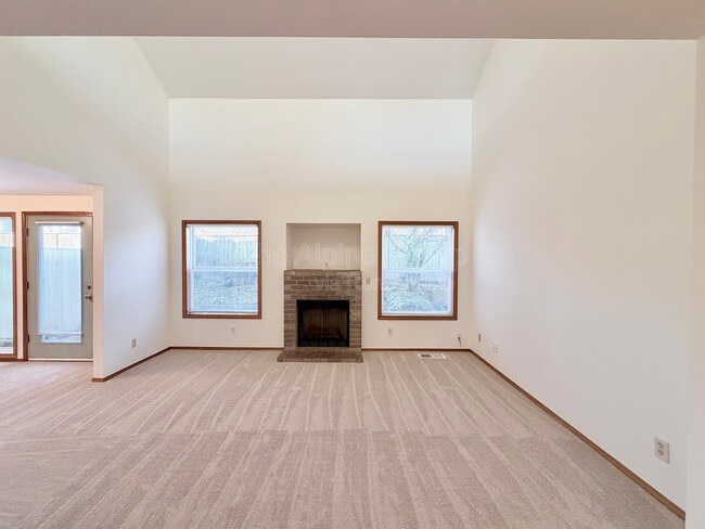 Building Photo - 719 SW Backcourt Pl