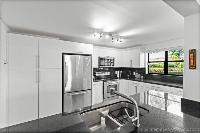 Building Photo - 16051 Blatt Blvd