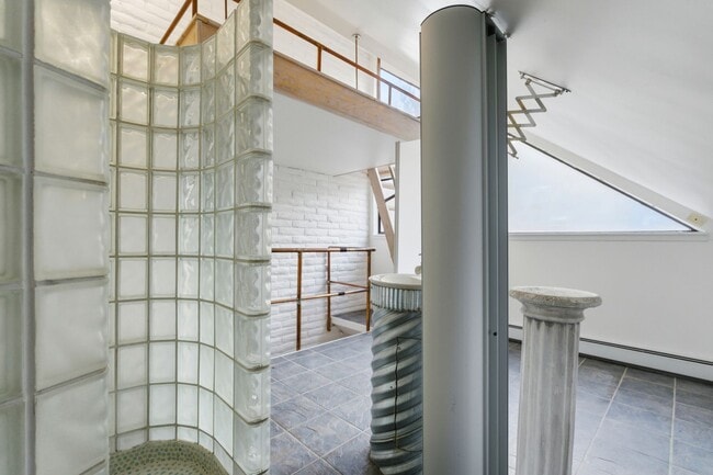 Building Photo - Beautiful 5-bed, 3.5 bath townhome steps from hiking trails and West Pearl St