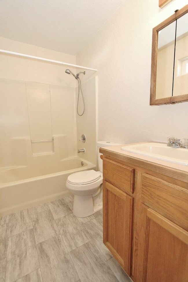 Building Photo - 1020 S Hayes Ave