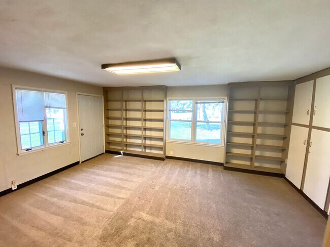 Building Photo - Stunning Historic 4 Bed Home Near NDSU