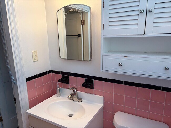 Building Photo - Well Maintained Brick Rowhome in Spring Mill Section of Clifton Heights Is Now Available for Lease