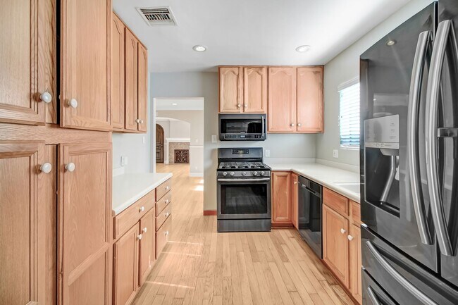 Building Photo - Beautiful Pet Friendly Home in Pasadena