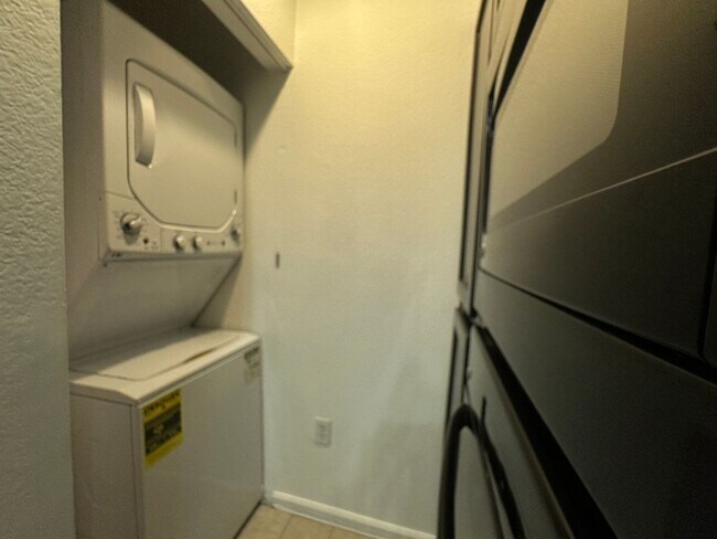 Building Photo - 1 bed, 1 bath condo in guard gated community!