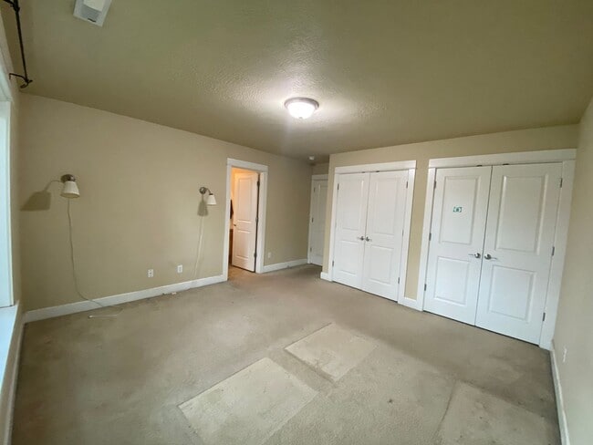 Building Photo - 3 Bedroom Home for Rent in Hood River