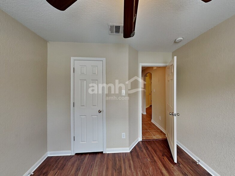 Building Photo - 5531 Southern Oaks