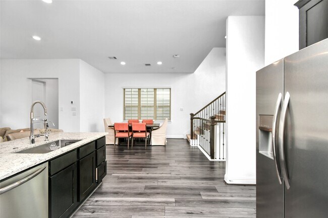 Building Photo - 11012 Mikula Dr