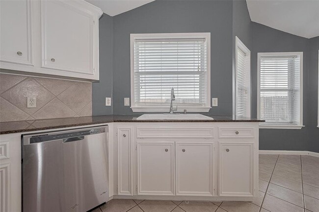 Building Photo - 9631 Highland Pointe Dr
