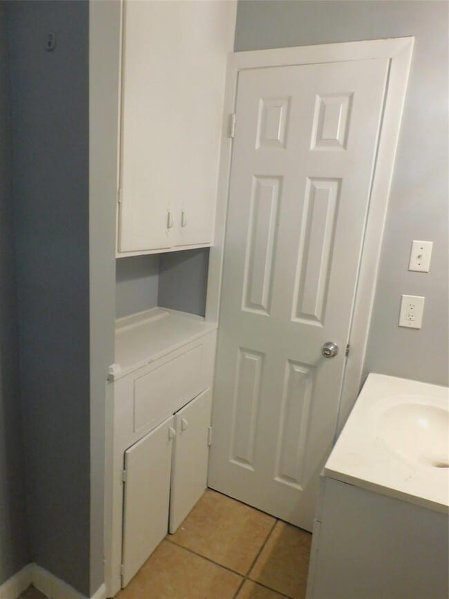 Building Photo - 3719 Meadowlake Rd