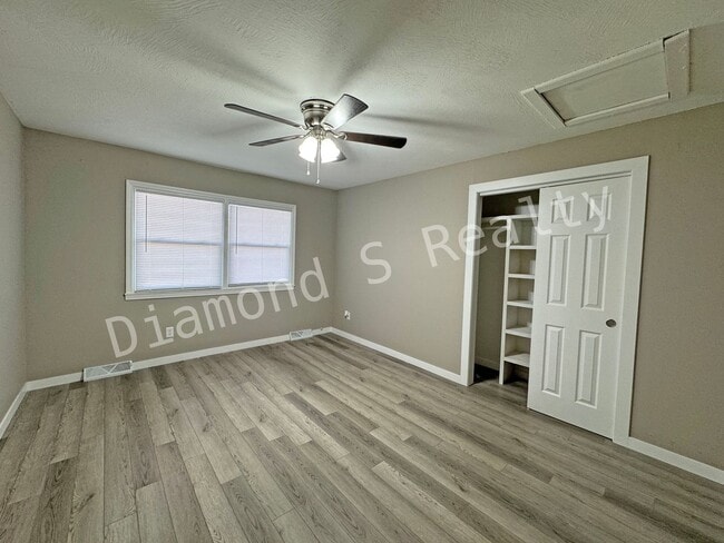 Building Photo - Updated and Located near Mercy Hospital!  4 bedrooms!