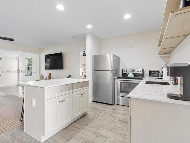 Building Photo - 300 SW 23rd St