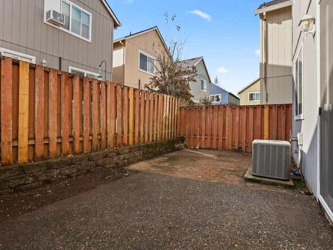 Building Photo - 3 Bed Home w/Recent Updates Attached Garag...